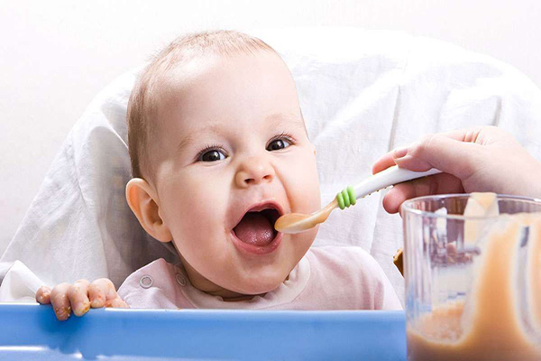 جدول مراحل نمو الرضيع وتطوره وتغذيته